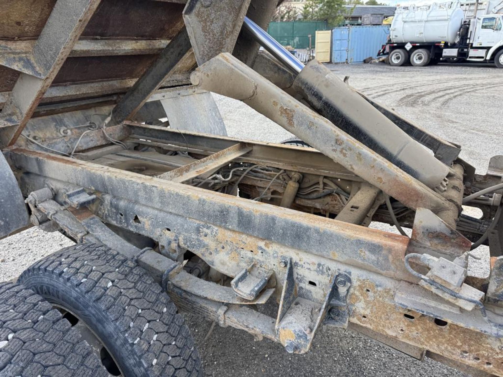 2004 Ford F-450 Mason Dump 4x4 w/ Plow - Image 21 of 32