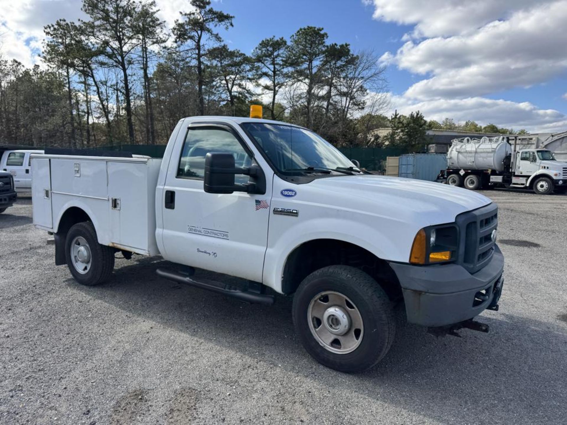 2006 Ford F-250 Utility Truck 4x4 w/ Liftgate - Image 2 of 21