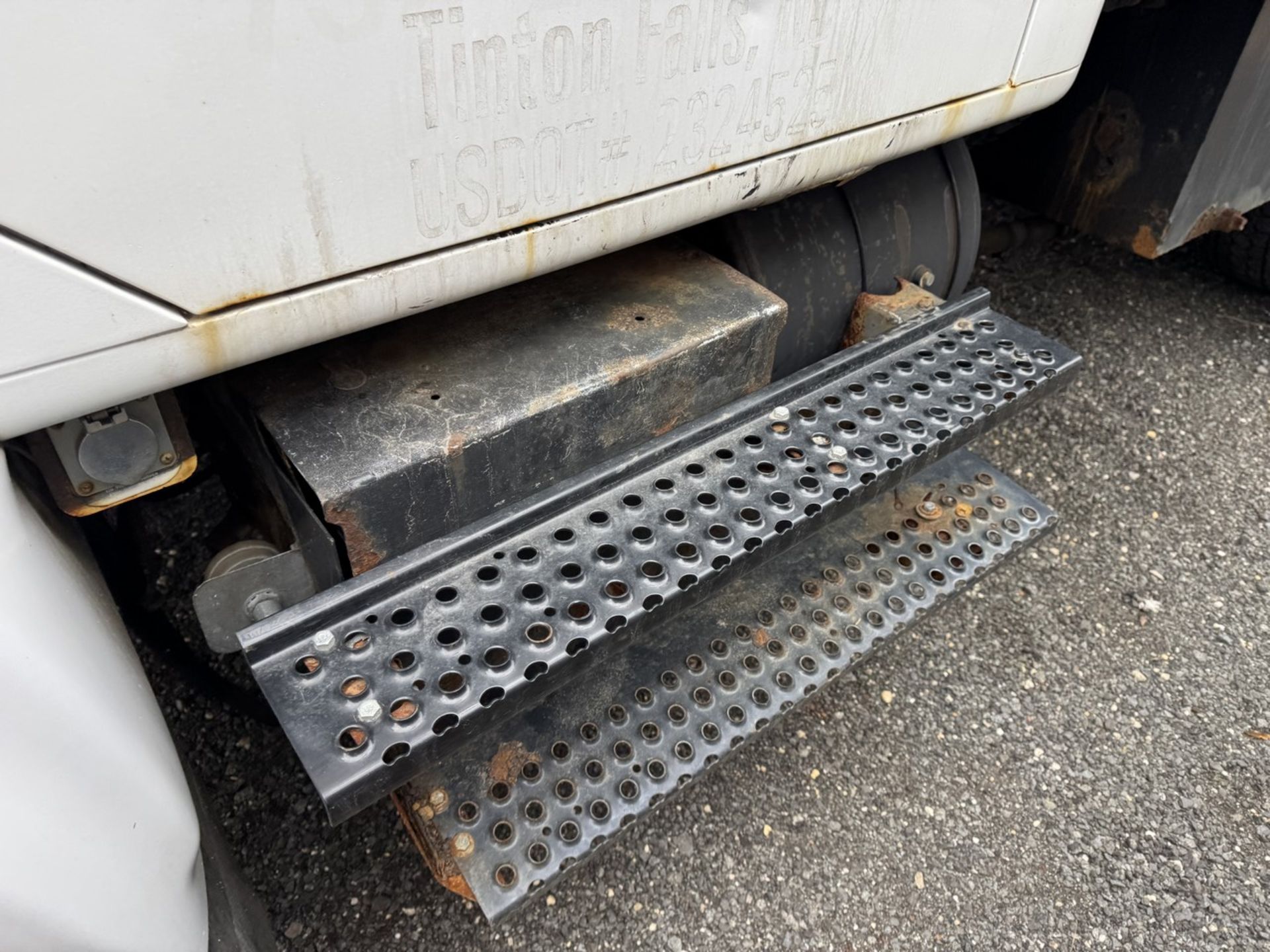 2000 International 4900 w/ Salter (INOPERABLE) - Image 8 of 24