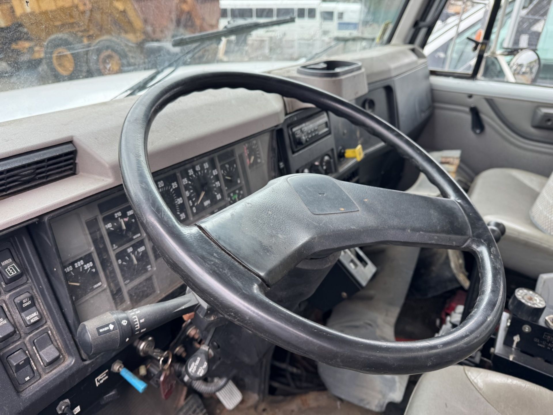 2000 International 4900 w/ Salter (INOPERABLE) - Image 19 of 24
