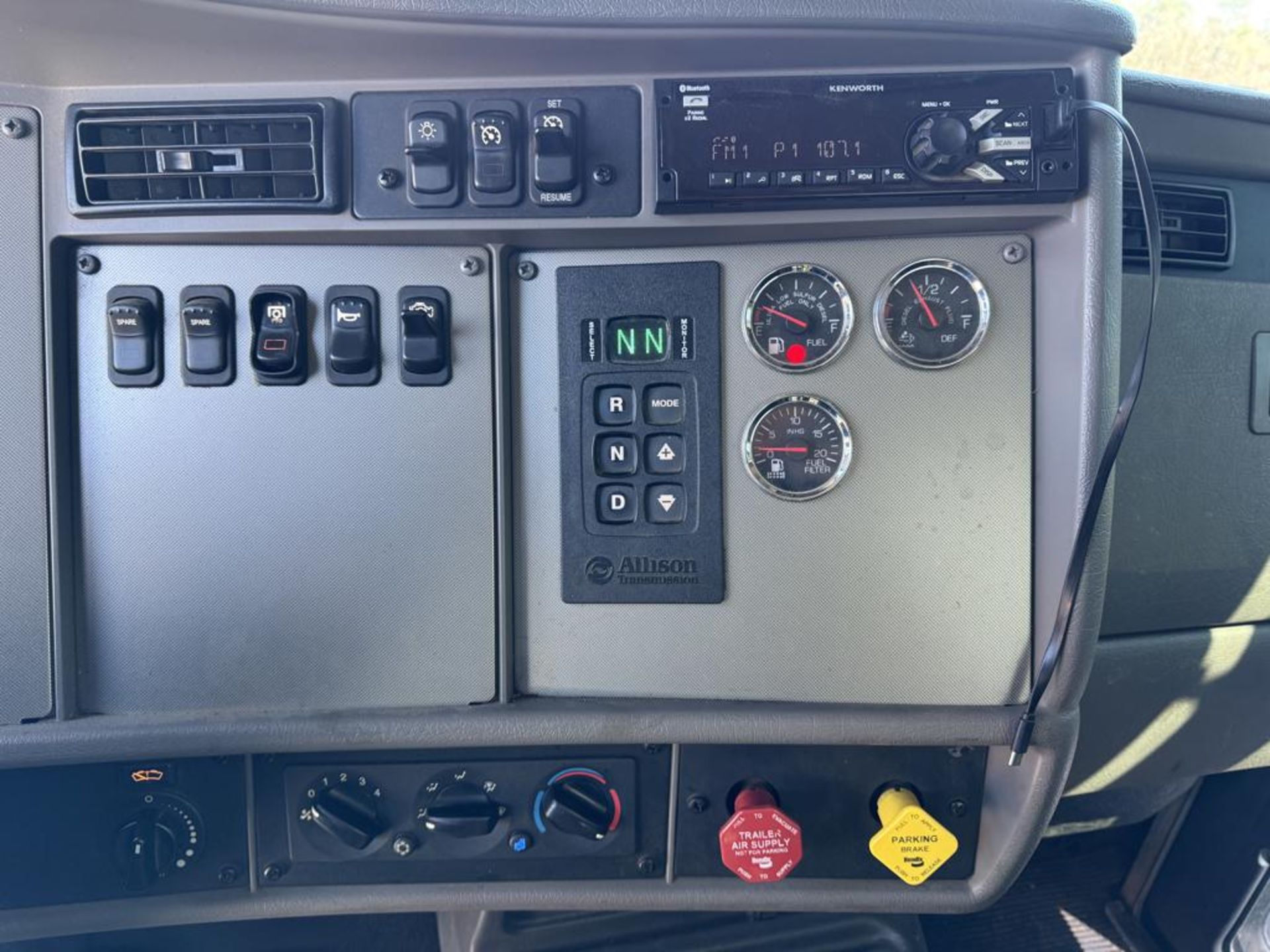 2020 Kenworth T370 Single Axle Dump 48k Original Miles - Image 38 of 46