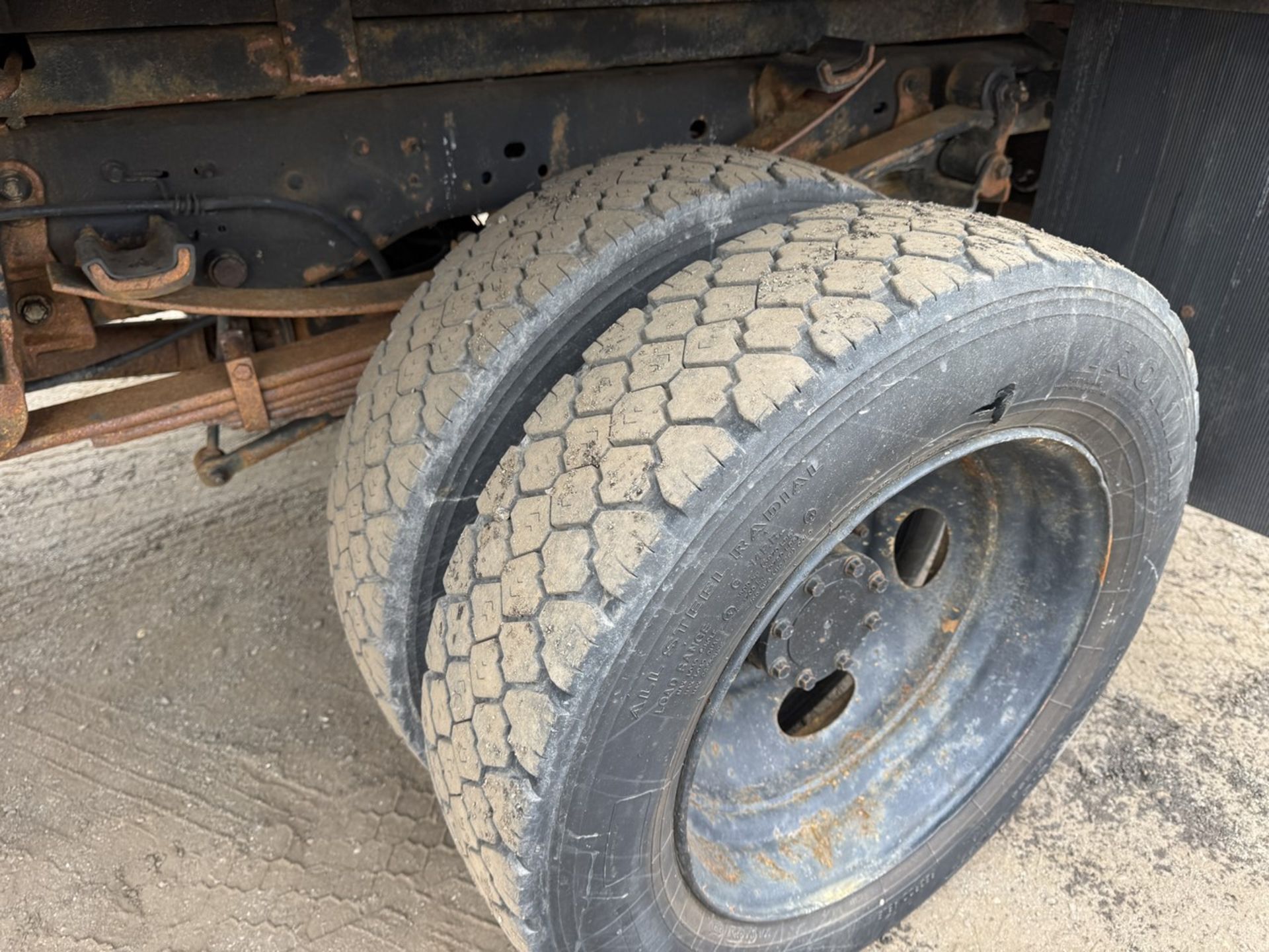 2015 Ford F-550 Mason Dump 4x4 w/ Plow and Salter - Image 23 of 32