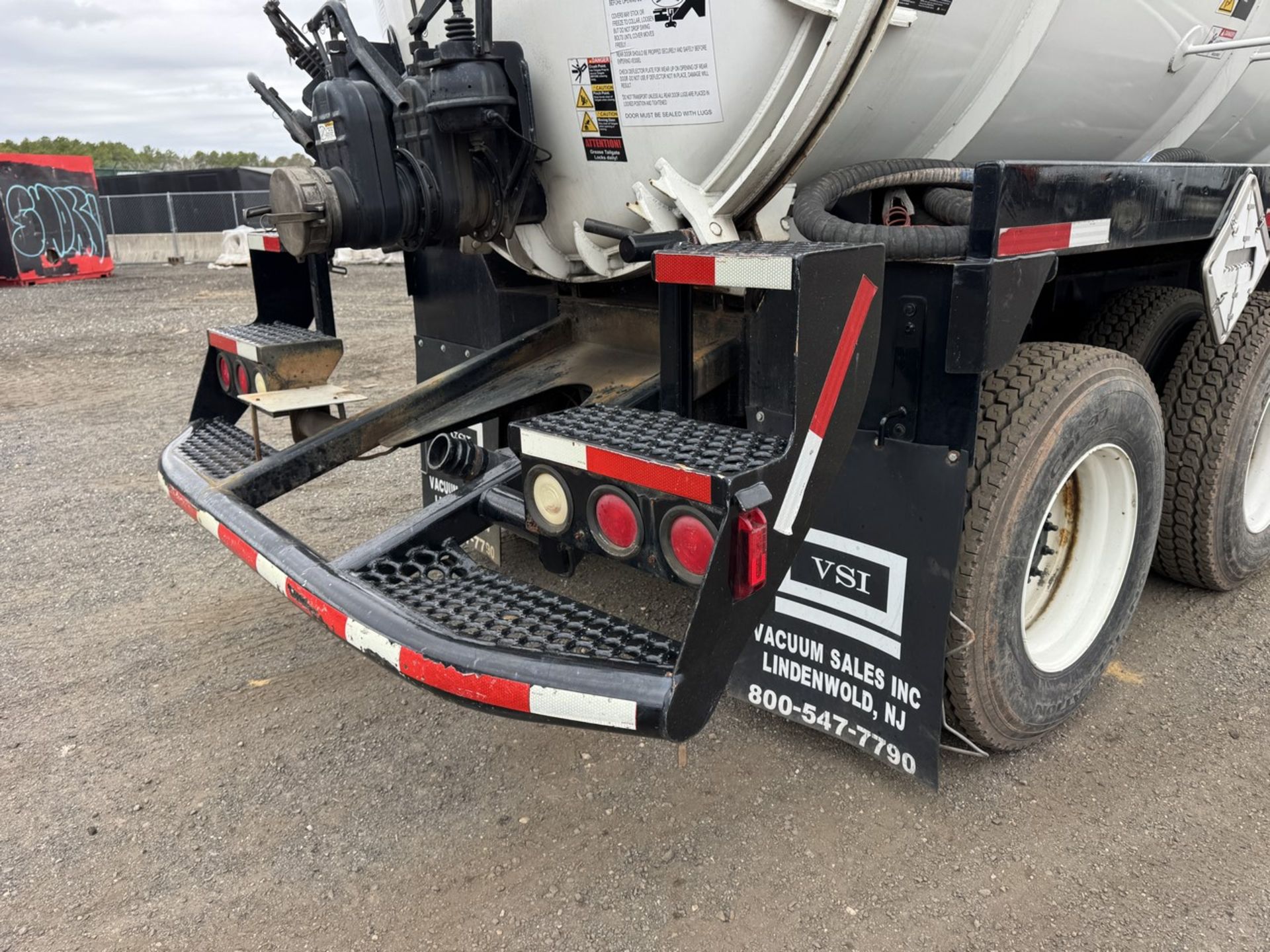 2004 Sterling L7500 Vacuum Loader Truck - Image 26 of 48