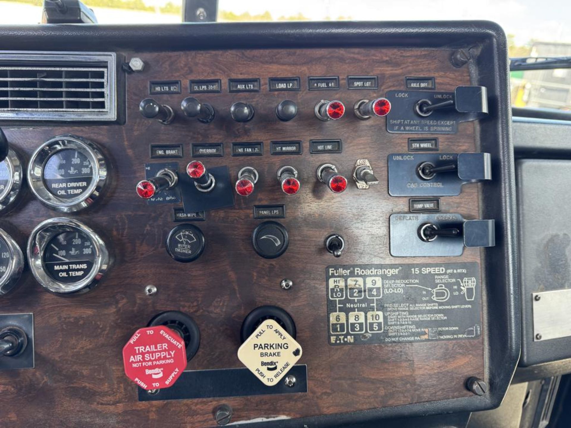 1988 Peterbilt 379 Day Cab Tandem - Image 33 of 46