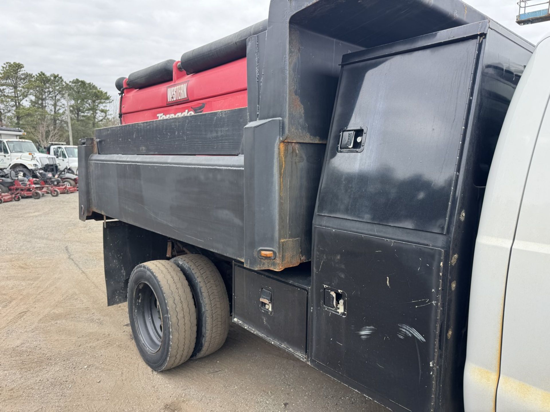 2016 Ford F-550 Mason Dump 4x4 w/ Plow and Salter - Image 22 of 39