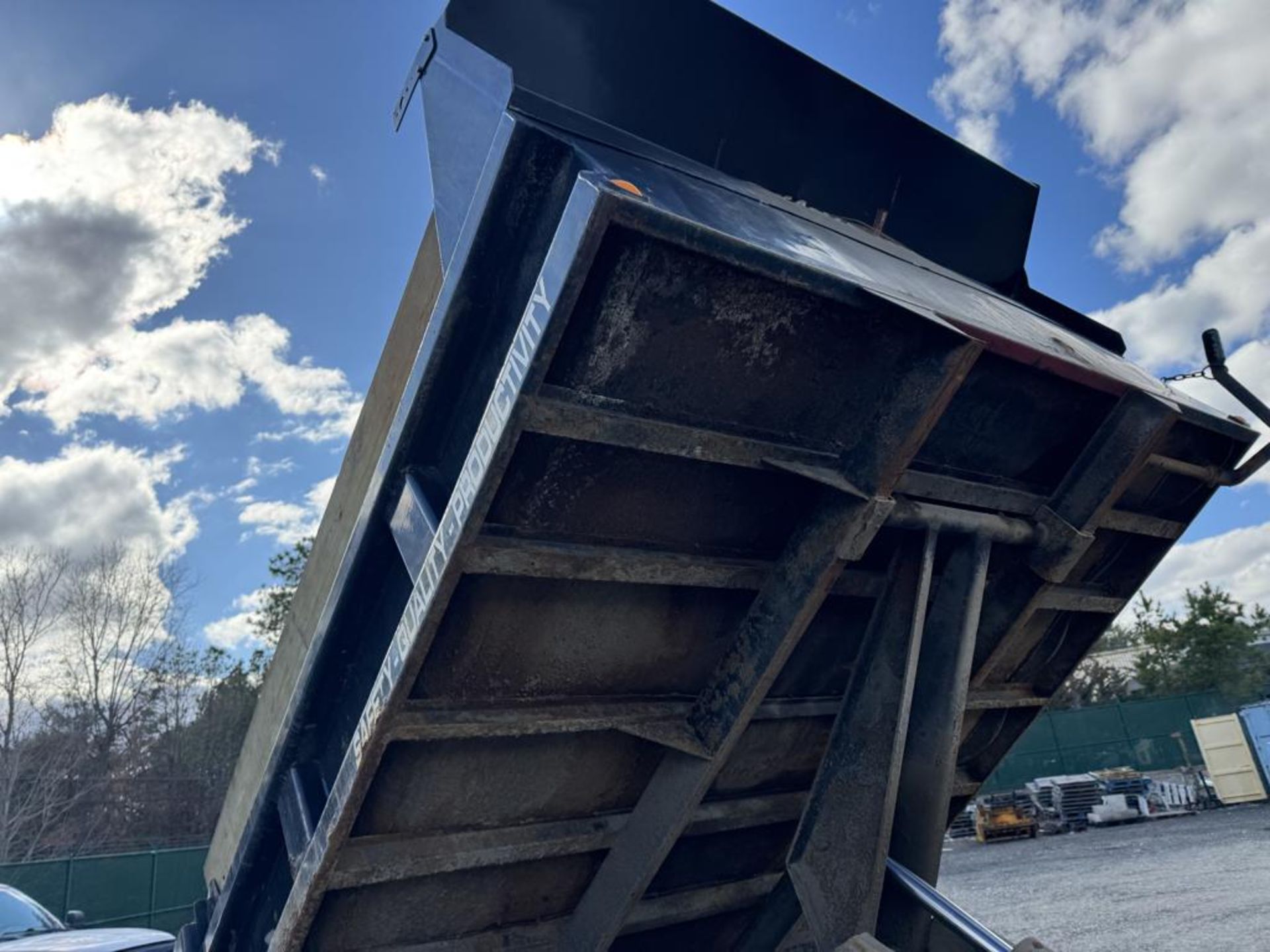 2004 Ford F-450 Mason Dump 4x4 w/ Plow - Image 18 of 32