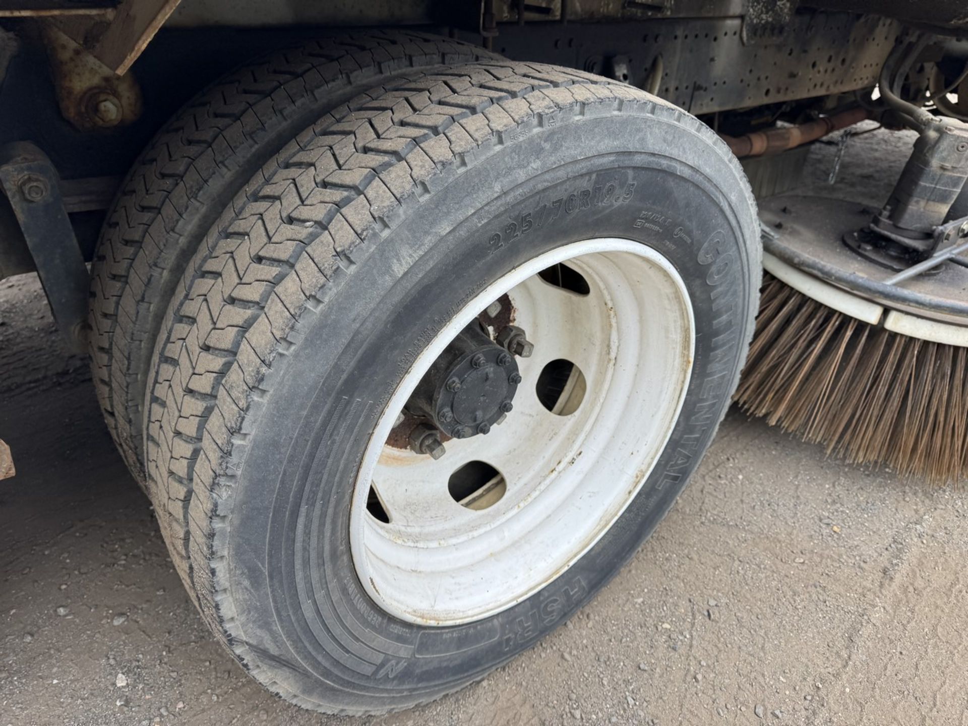 2003 GMC W5500 Sweep-Rite Husky Sweeper - Image 22 of 31