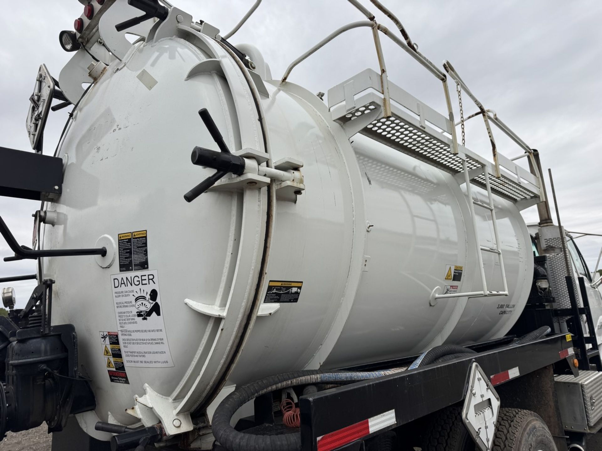 2004 Sterling L7500 Vacuum Loader Truck - Image 27 of 48