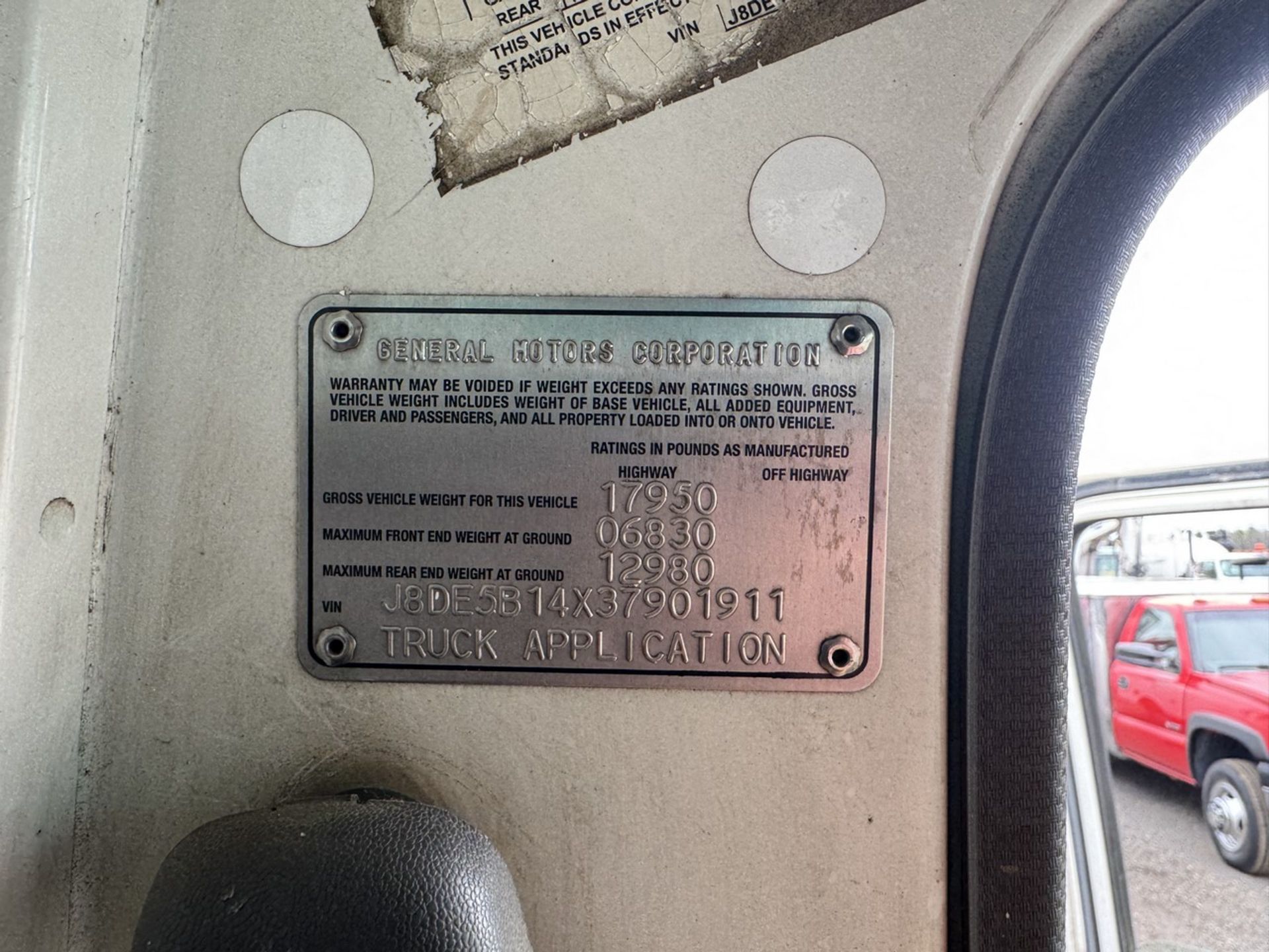 2003 GMC W5500 Sweep-Rite Husky Sweeper - Image 31 of 31