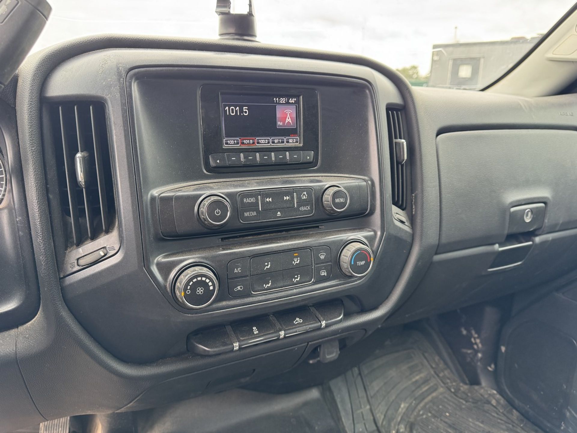 2015 GMC 3500HD Utility Bed 4x4 - Image 26 of 30