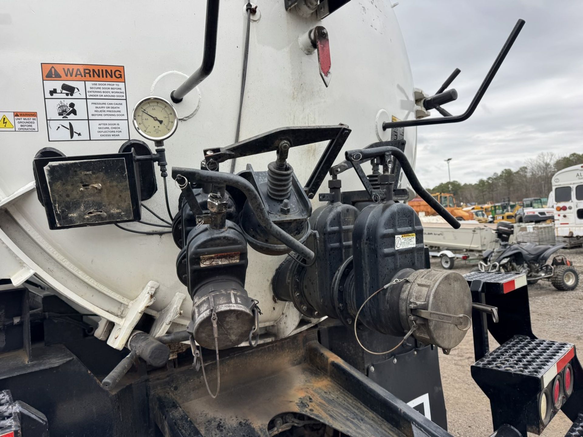2004 Sterling L7500 Vacuum Loader Truck - Image 25 of 48