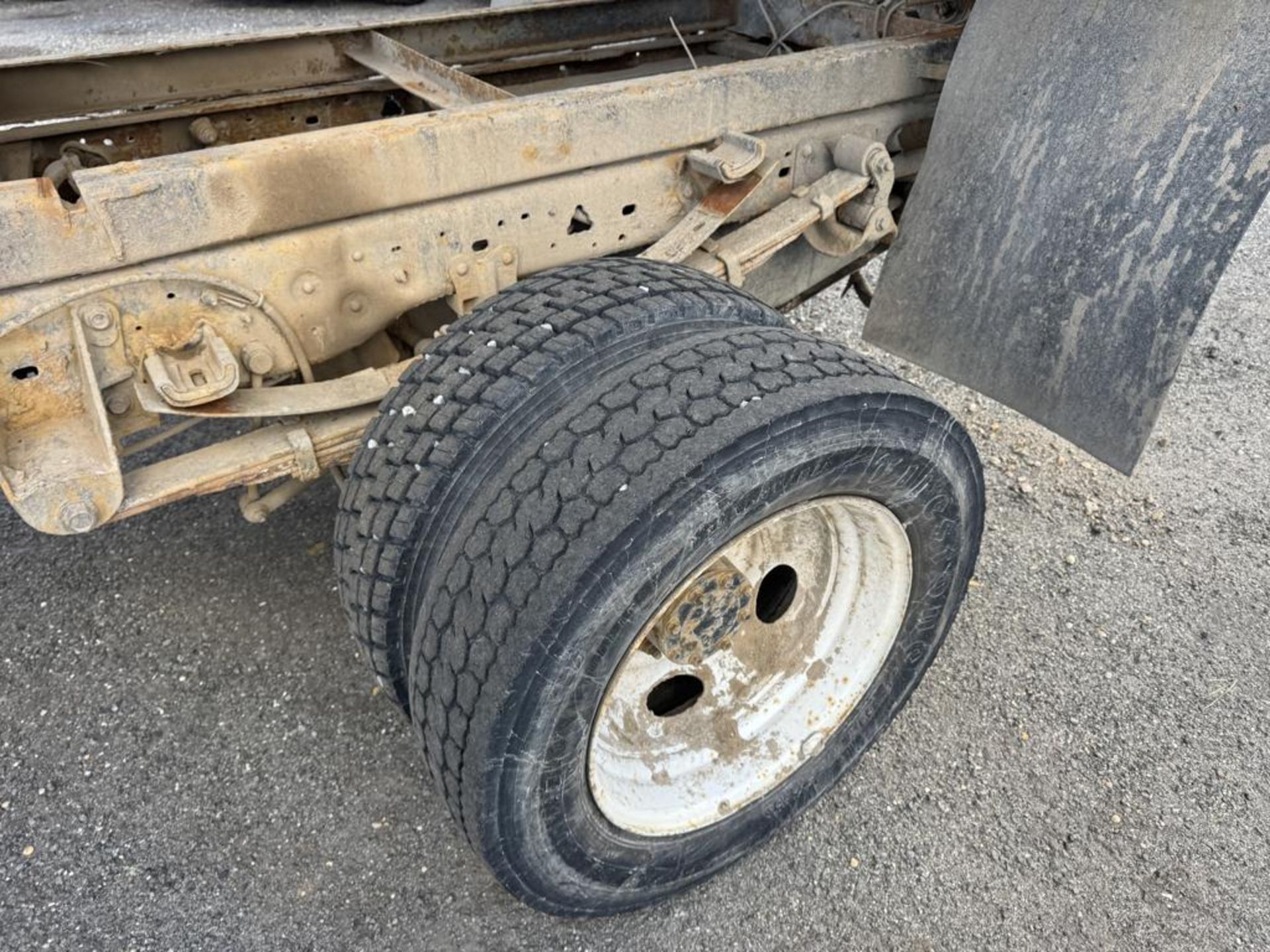 2004 Ford F-450 Mason Dump 4x4 w/ Plow - Image 25 of 32