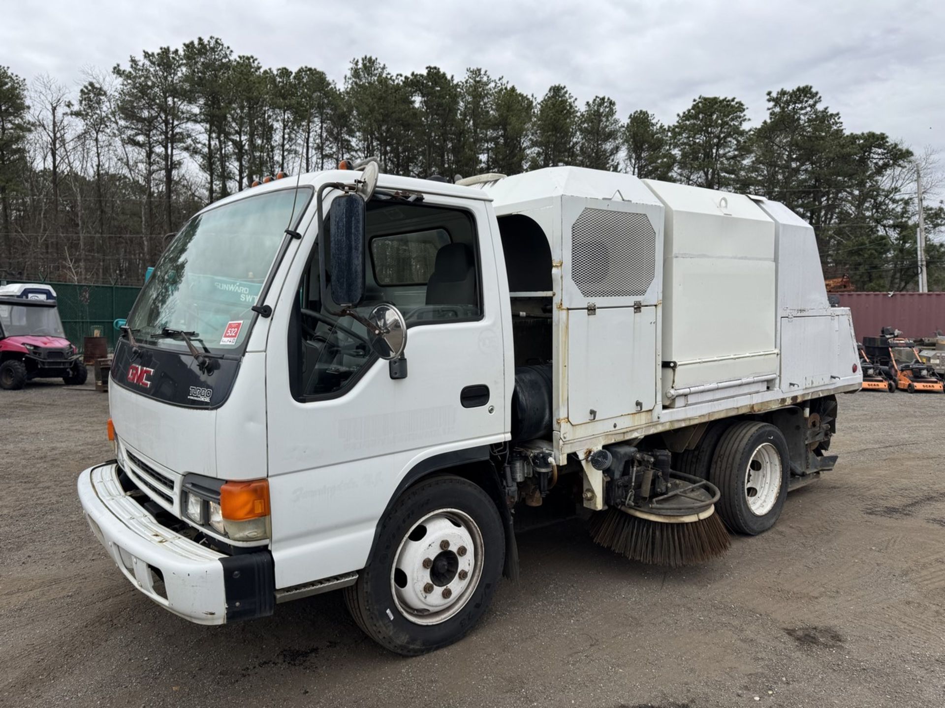 2003 GMC W5500 Sweep-Rite Husky Sweeper - Image 11 of 31