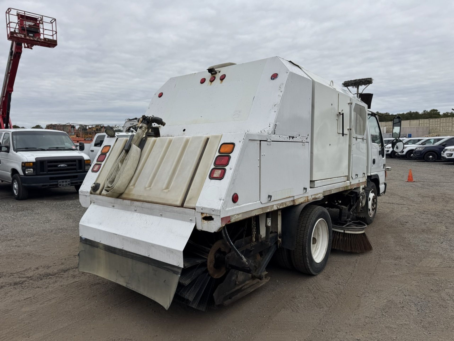 2003 GMC W5500 Sweep-Rite Husky Sweeper - Image 6 of 31