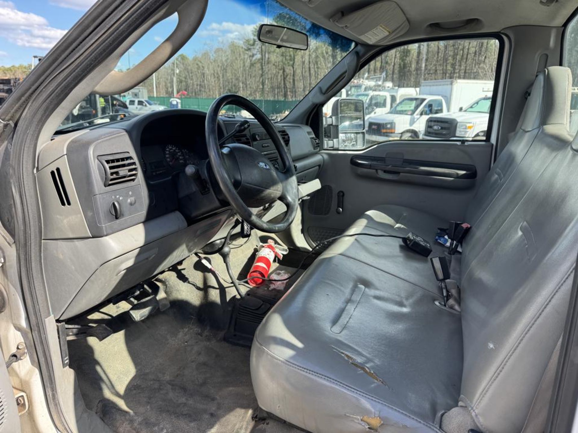 2006 Ford F-250 Utility Truck 4x4 w/ Liftgate - Image 15 of 21