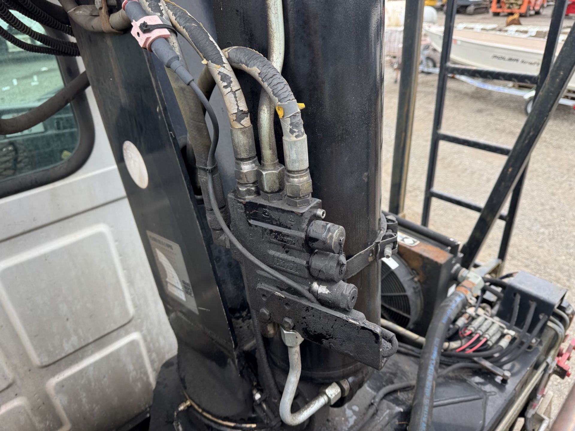 2005 HIAB 255K-2 HIPRO Material Crane Mounted on 2005 Sterling 6513 - Image 27 of 56