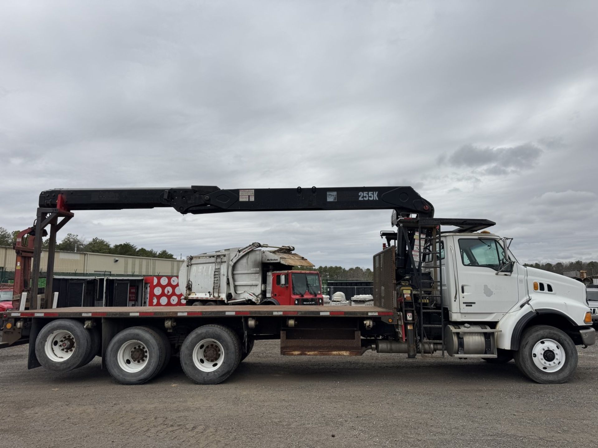 2005 HIAB 255K-2 HIPRO Material Crane Mounted on 2005 Sterling 6513 - Image 4 of 56