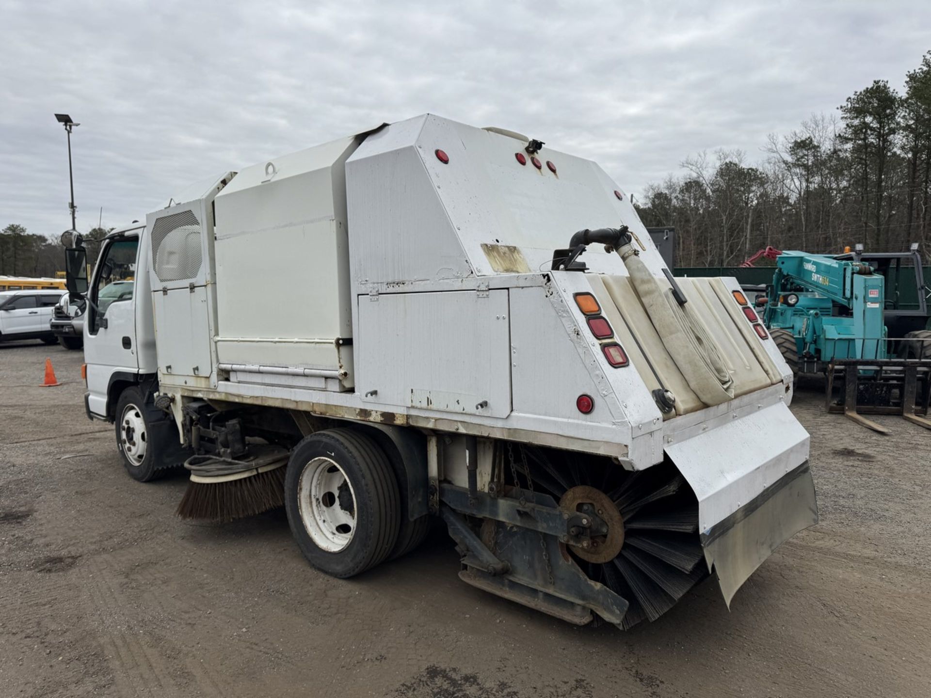 2003 GMC W5500 Sweep-Rite Husky Sweeper - Image 9 of 31