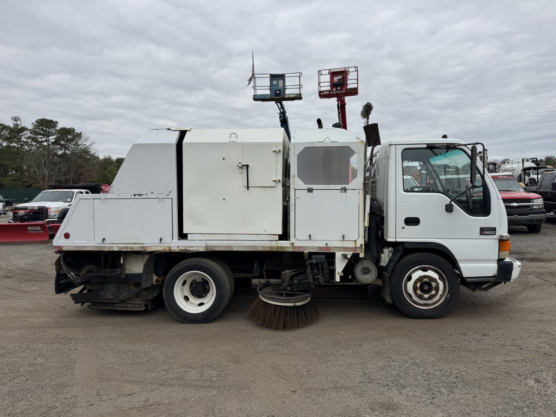 2003 GMC W5500 Sweep-Rite Husky Sweeper - Image 4 of 31