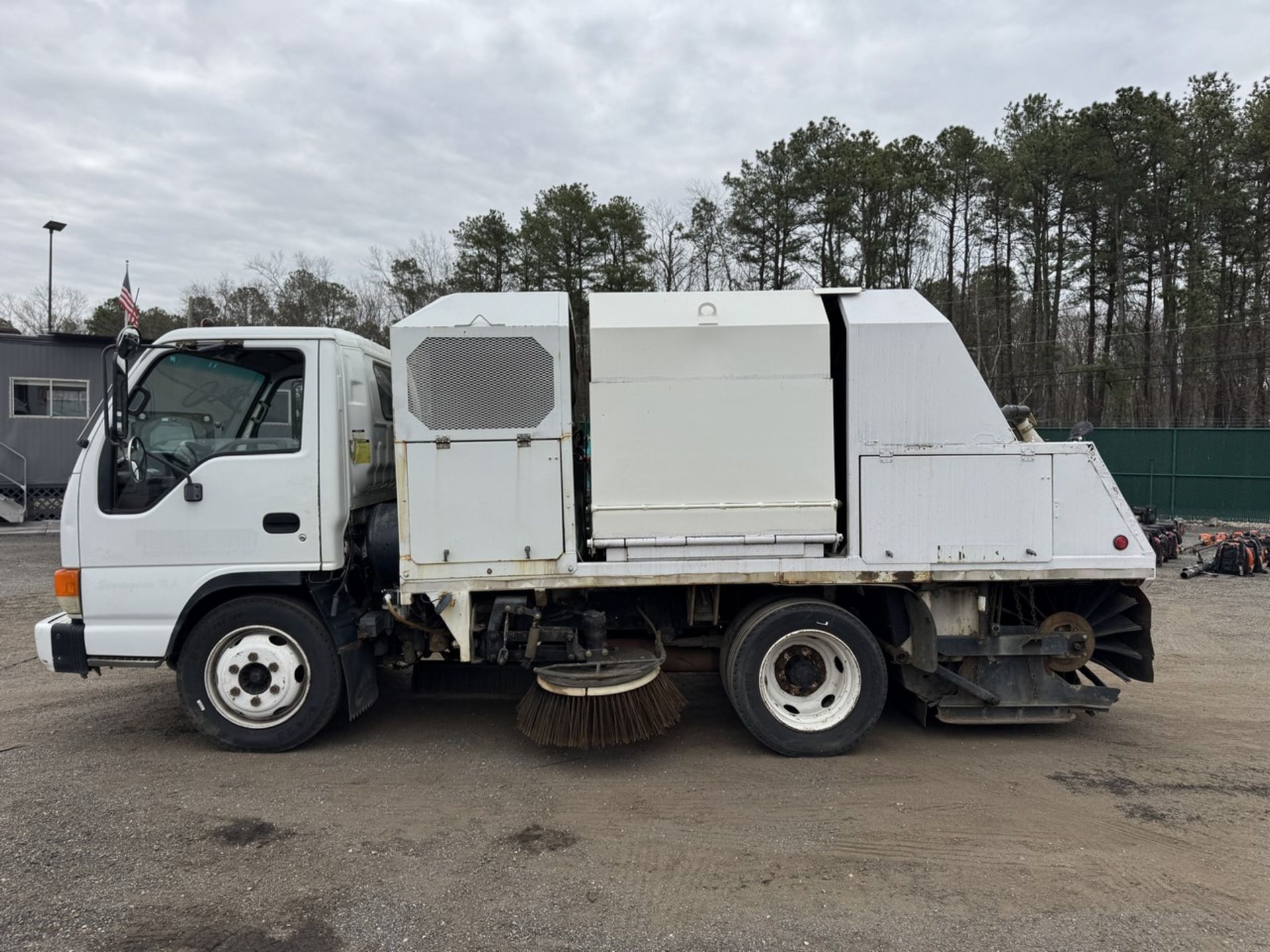 2003 GMC W5500 Sweep-Rite Husky Sweeper - Image 10 of 31