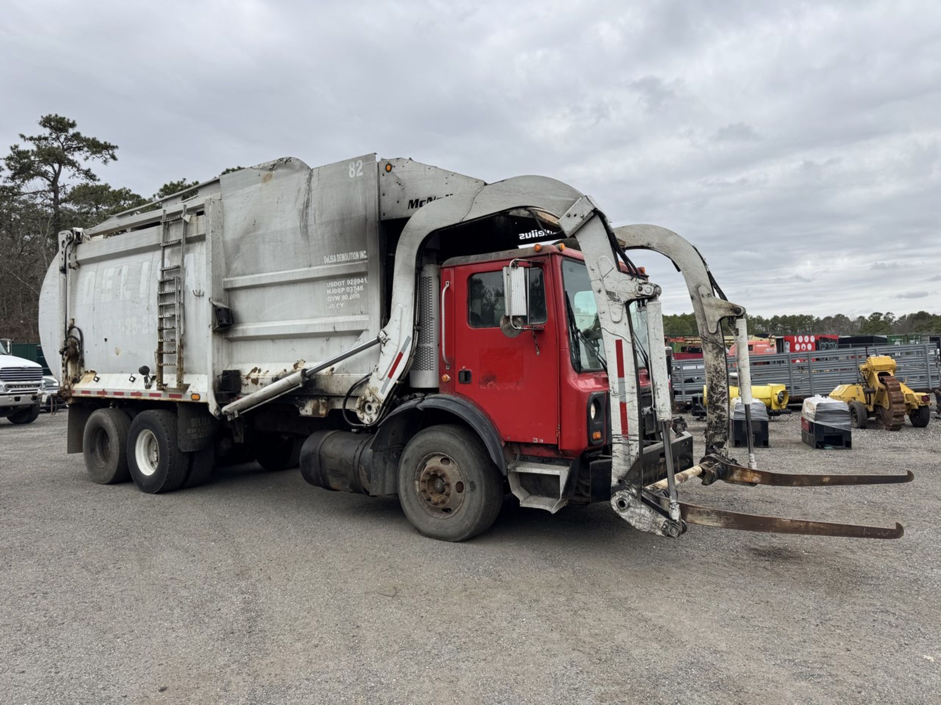 2009 Mack Garbage Truck Front Loader - Image 4 of 46