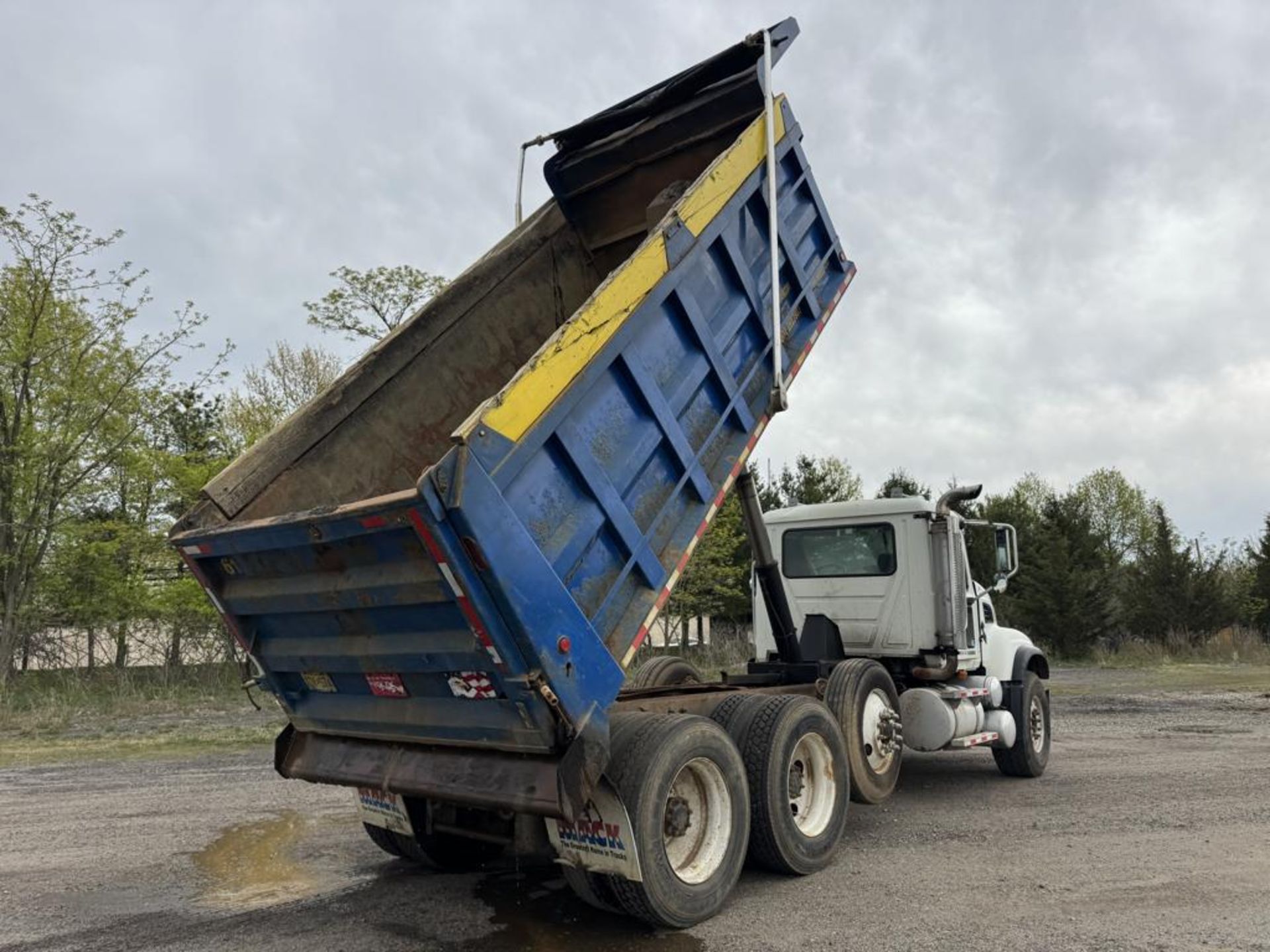2006 Mack Granite Tri-Axle Dump - Image 9 of 44