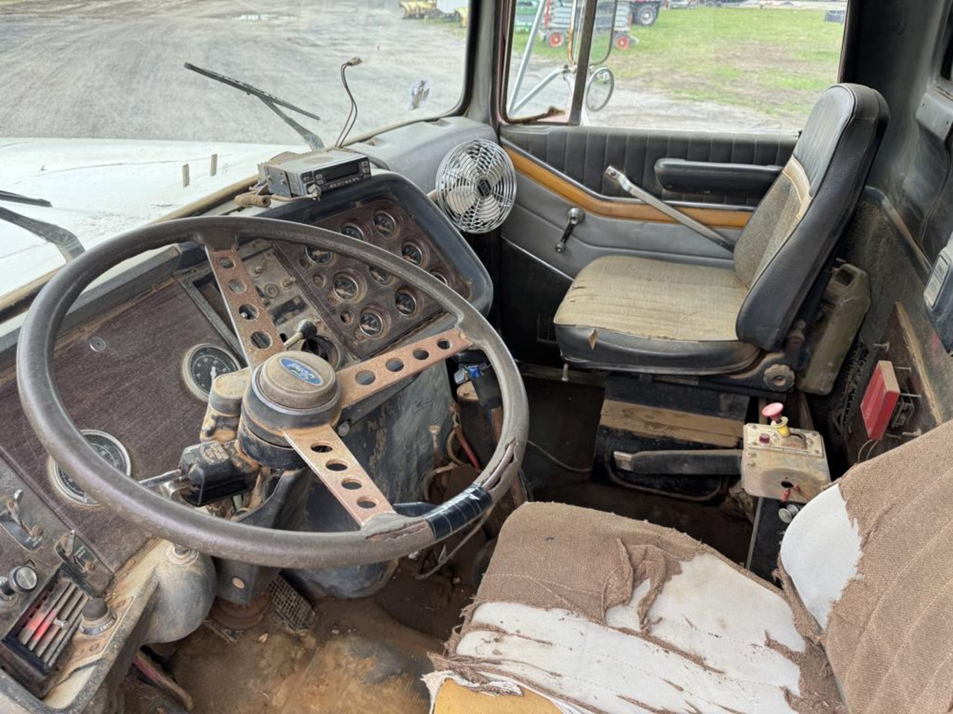 1986 Ford LTL 9000 Tandem Dump - Image 31 of 38