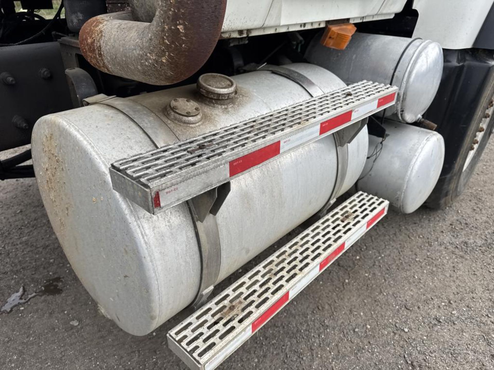 2006 Mack Granite Tri-Axle Dump - Image 33 of 44