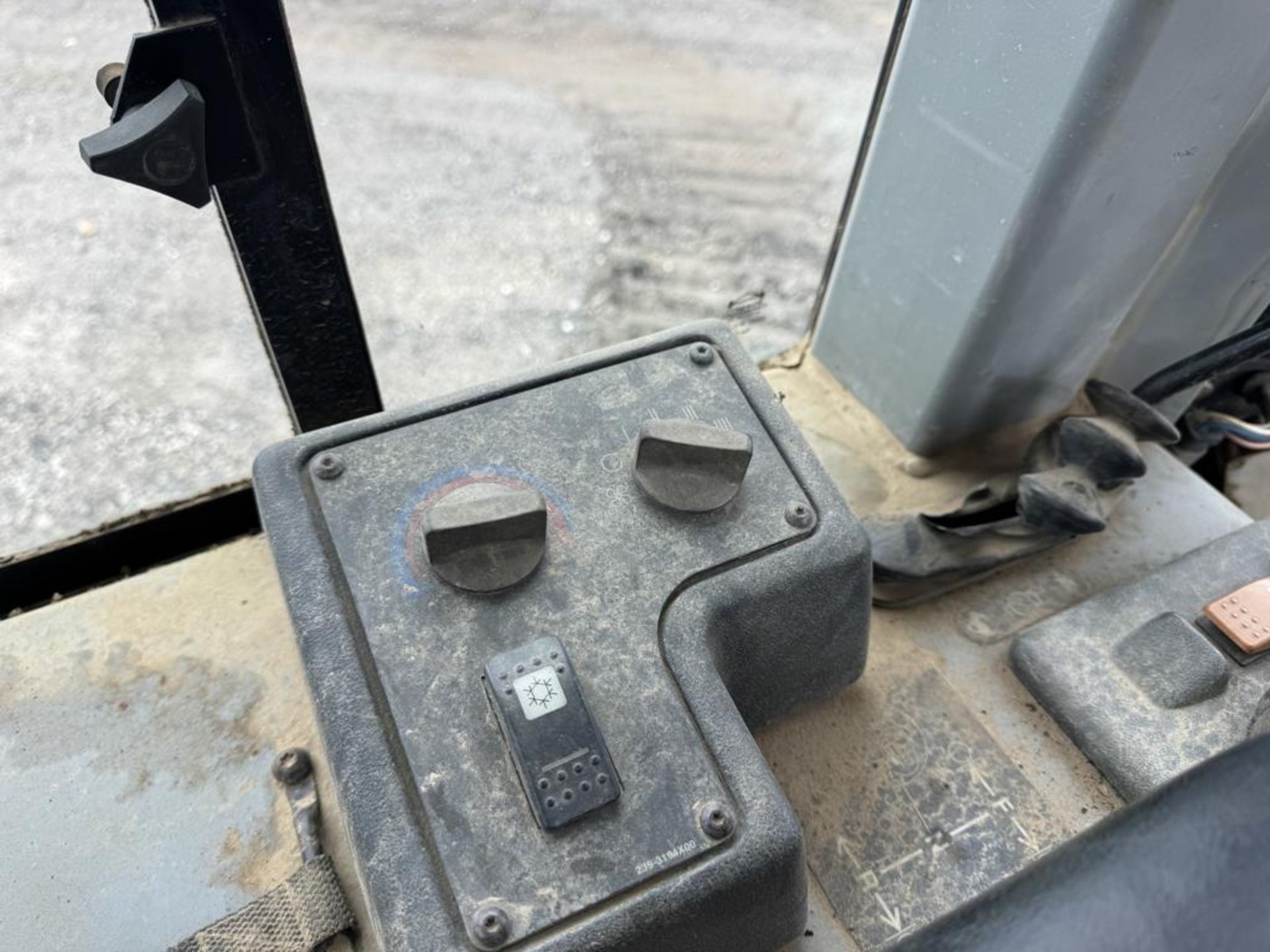 Caterpillar D4G LGP Crawler Dozer - Image 36 of 38