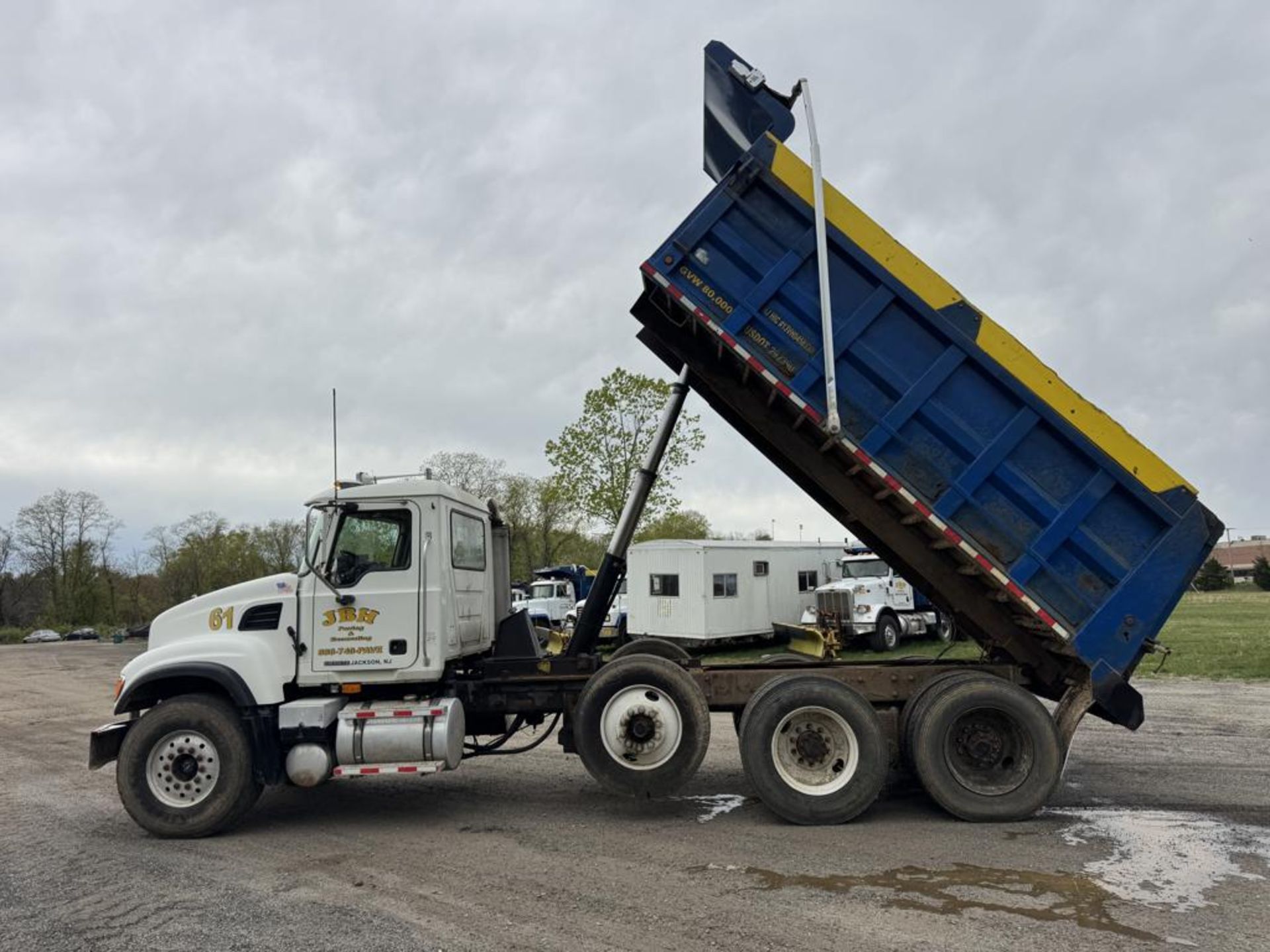2006 Mack Granite Tri-Axle Dump - Image 12 of 44