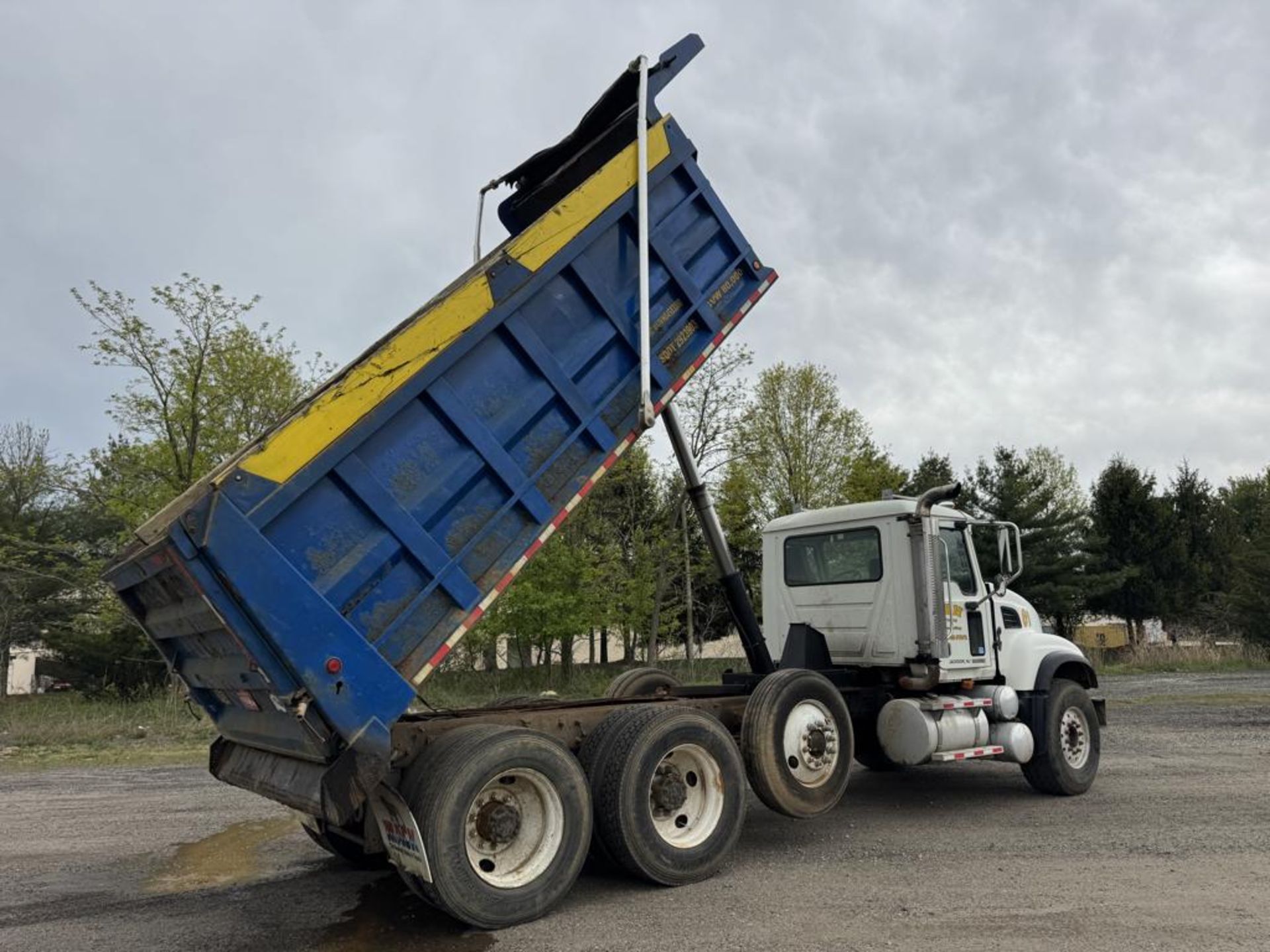 2006 Mack Granite Tri-Axle Dump - Image 8 of 44