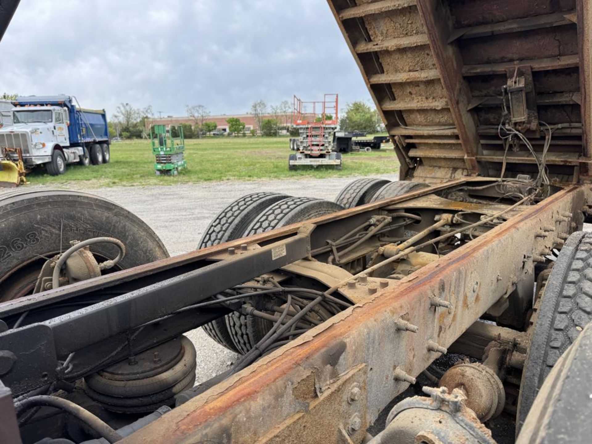 2006 Mack Granite Tri-Axle Dump - Image 21 of 44
