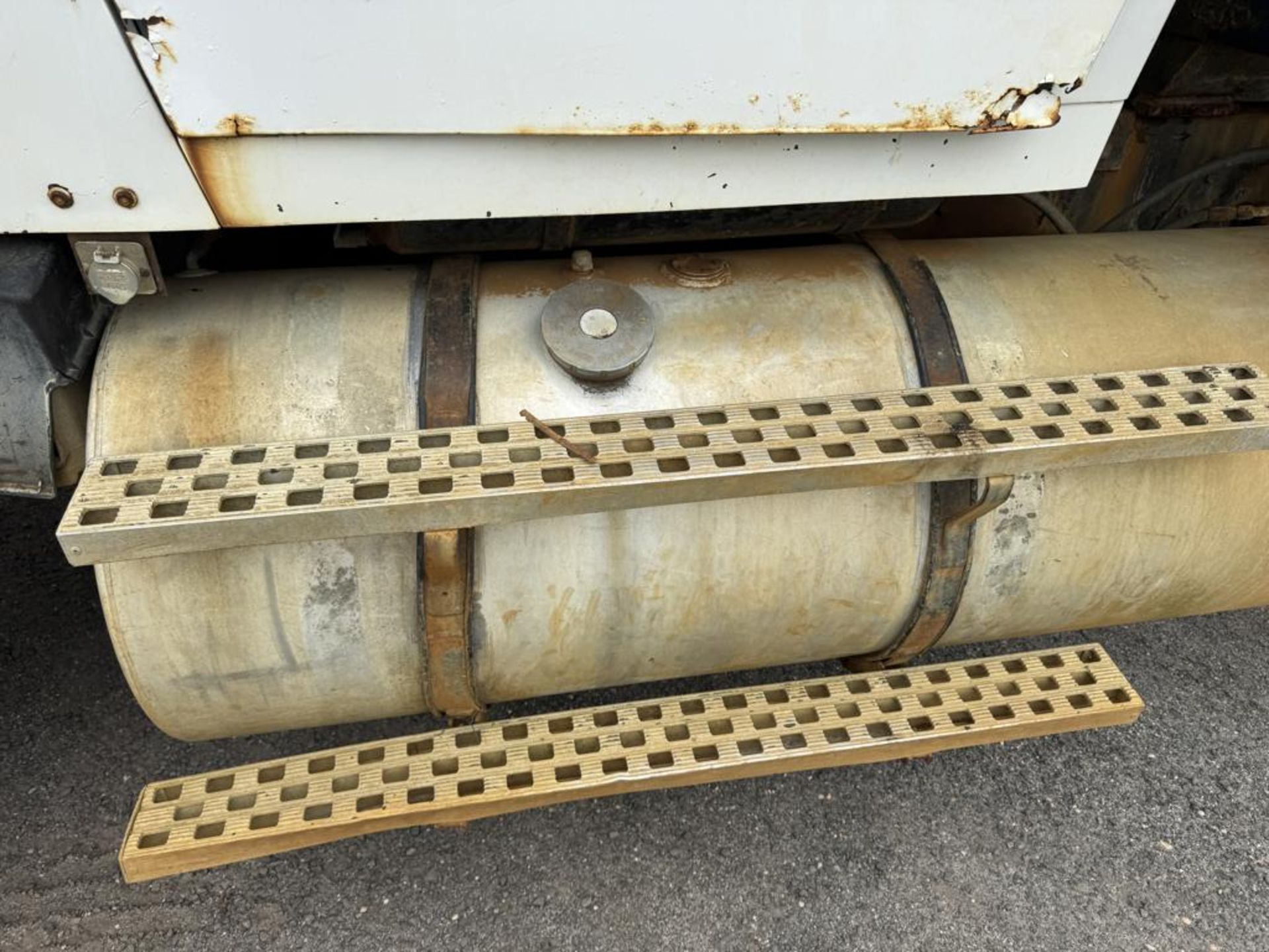 1986 Ford LTL 9000 Tandem Dump - Image 17 of 38