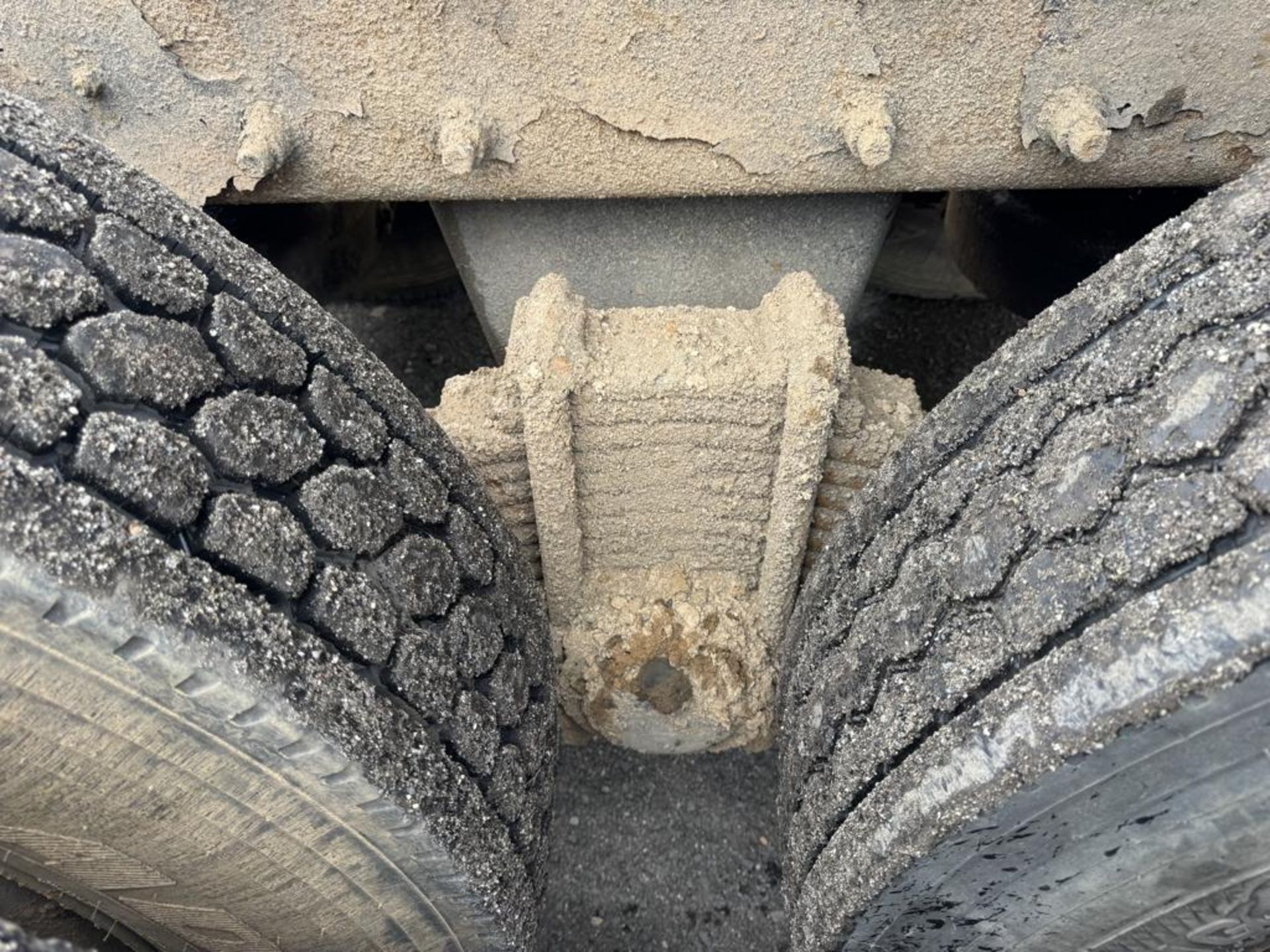 2006 Mack Granite Tri-Axle Dump - Image 25 of 44