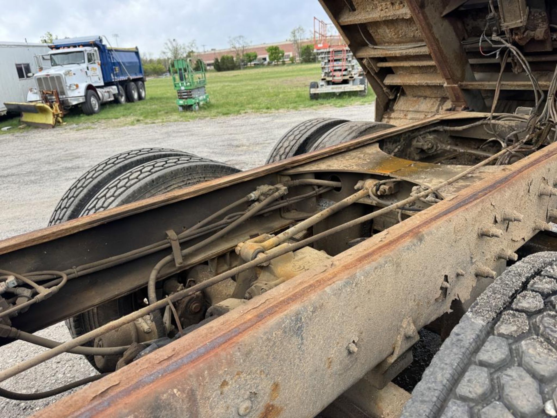 2006 Mack Granite Tri-Axle Dump - Image 23 of 44