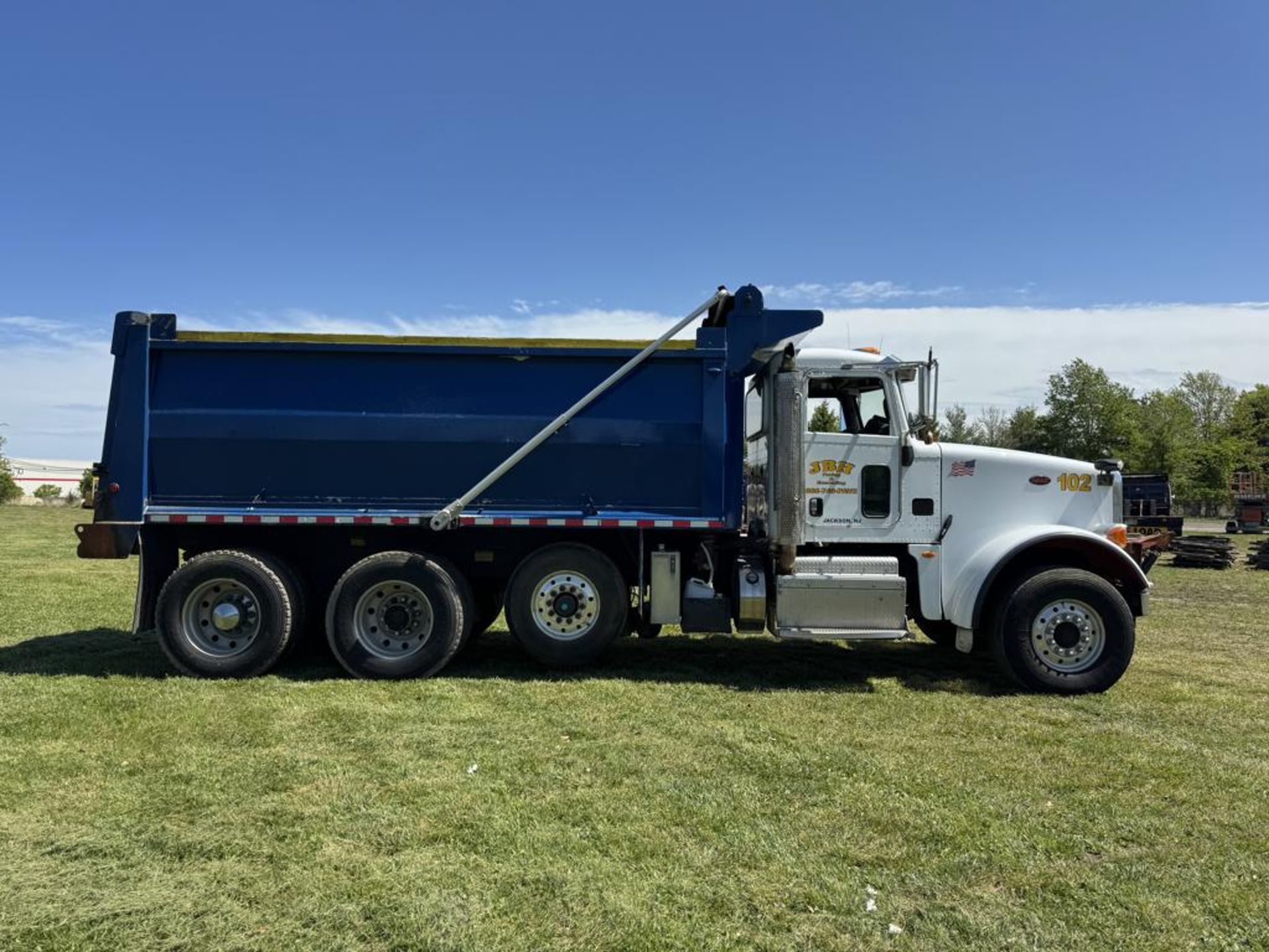 2016 Peterbilt 367 Tri-Axle Dump - Image 4 of 54