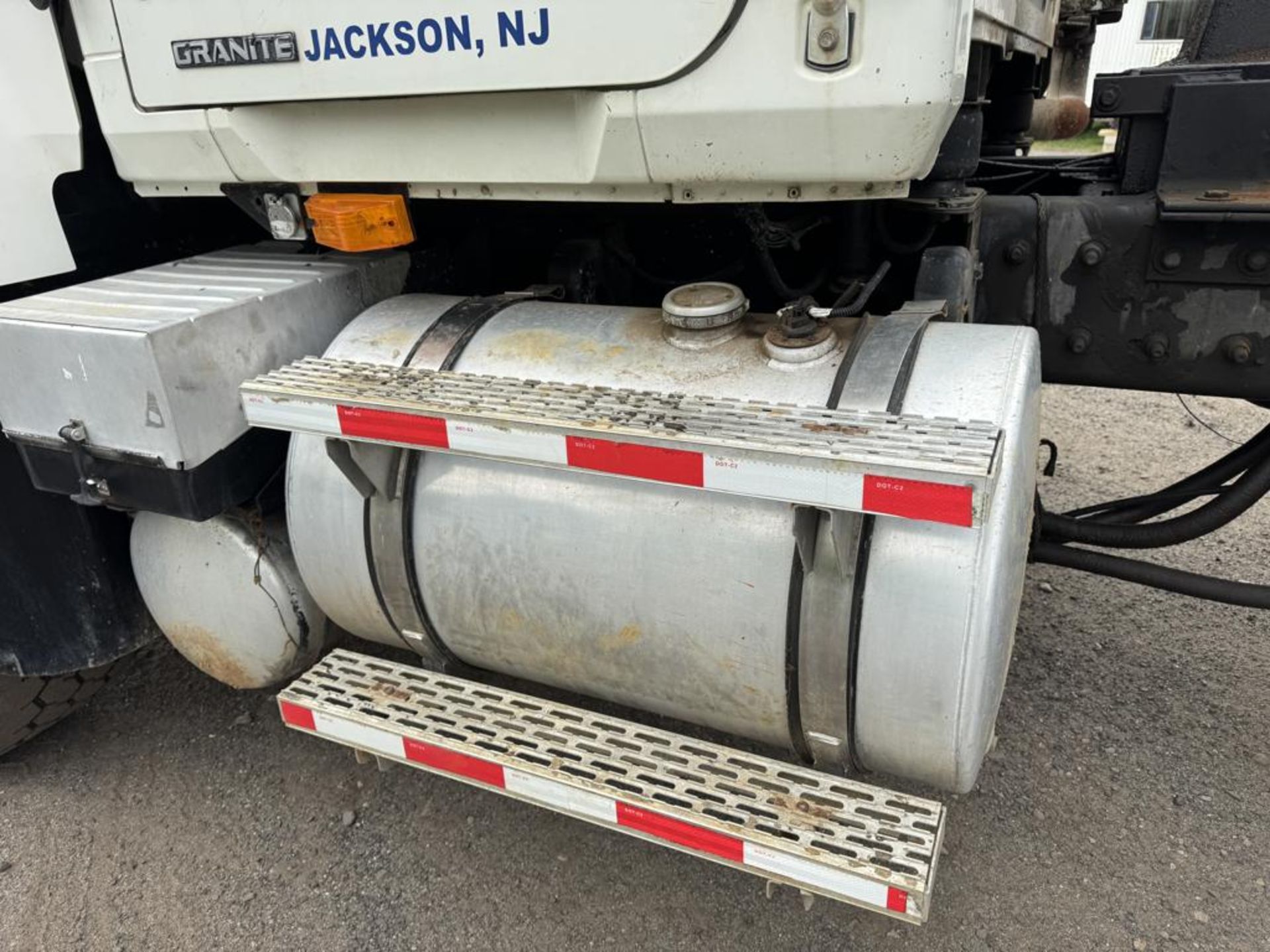 2006 Mack Granite Tri-Axle Dump - Image 14 of 44