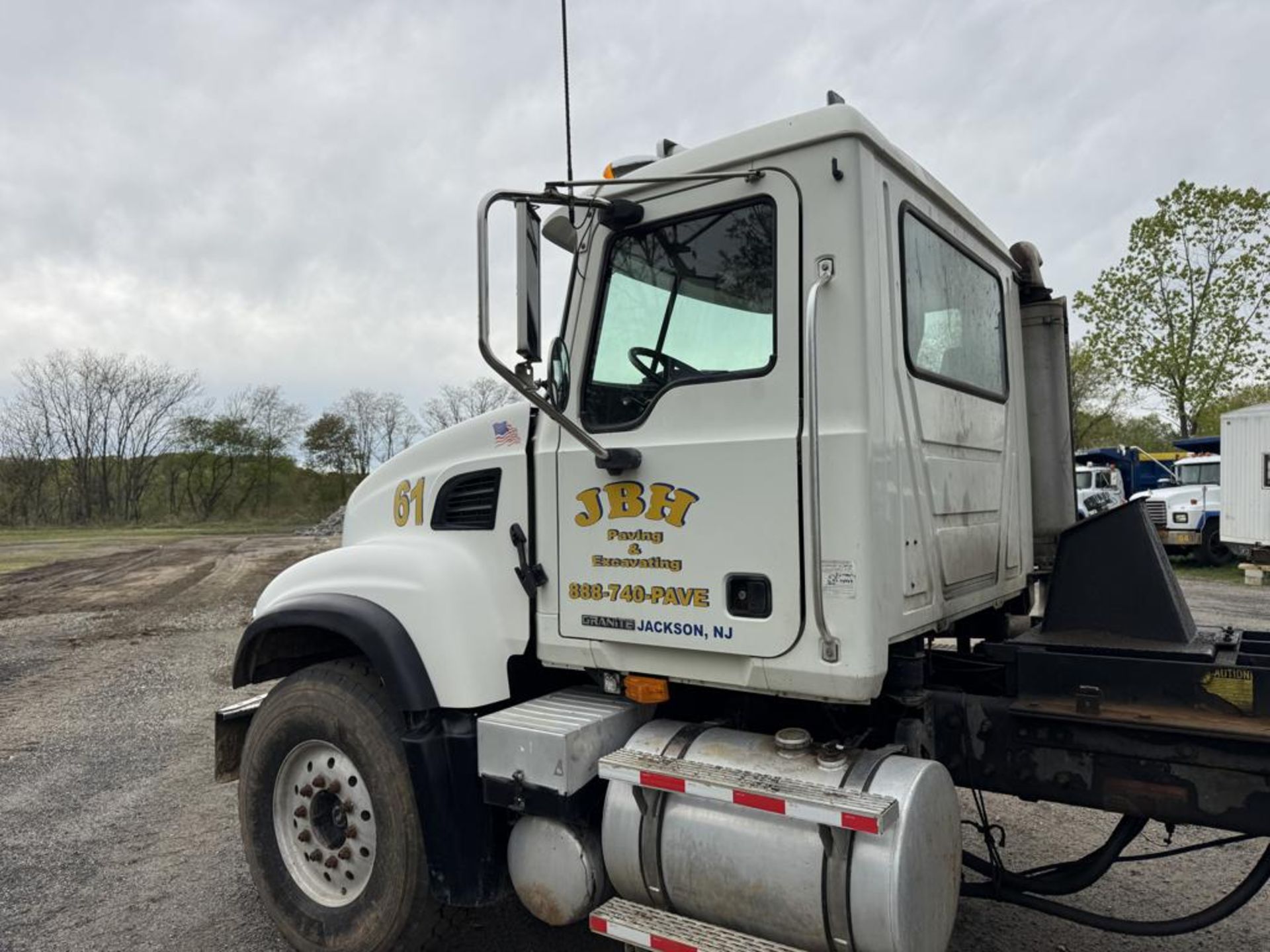 2006 Mack Granite Tri-Axle Dump - Image 13 of 44