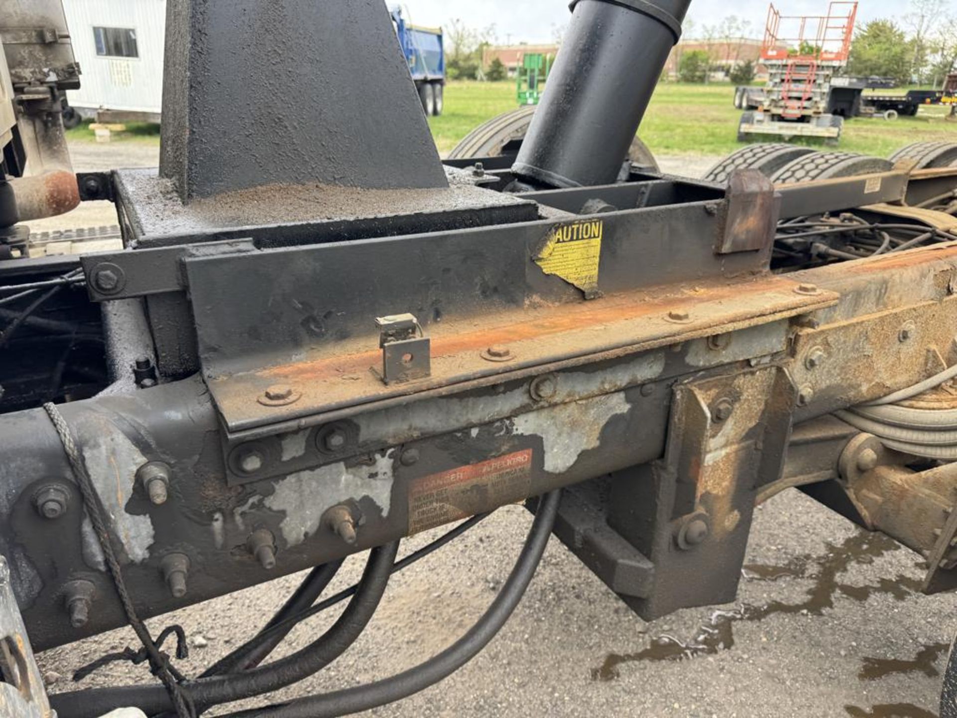 2006 Mack Granite Tri-Axle Dump - Image 19 of 44