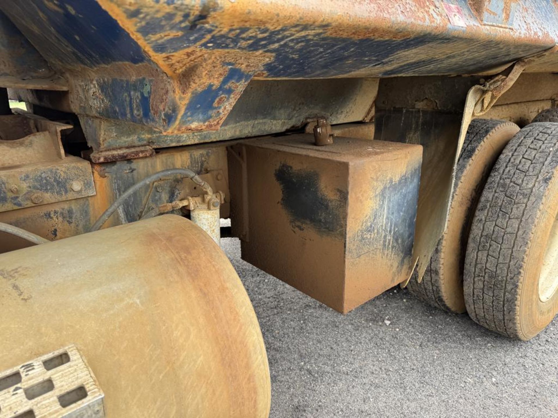 1986 Ford LTL 9000 Tandem Dump - Image 18 of 38