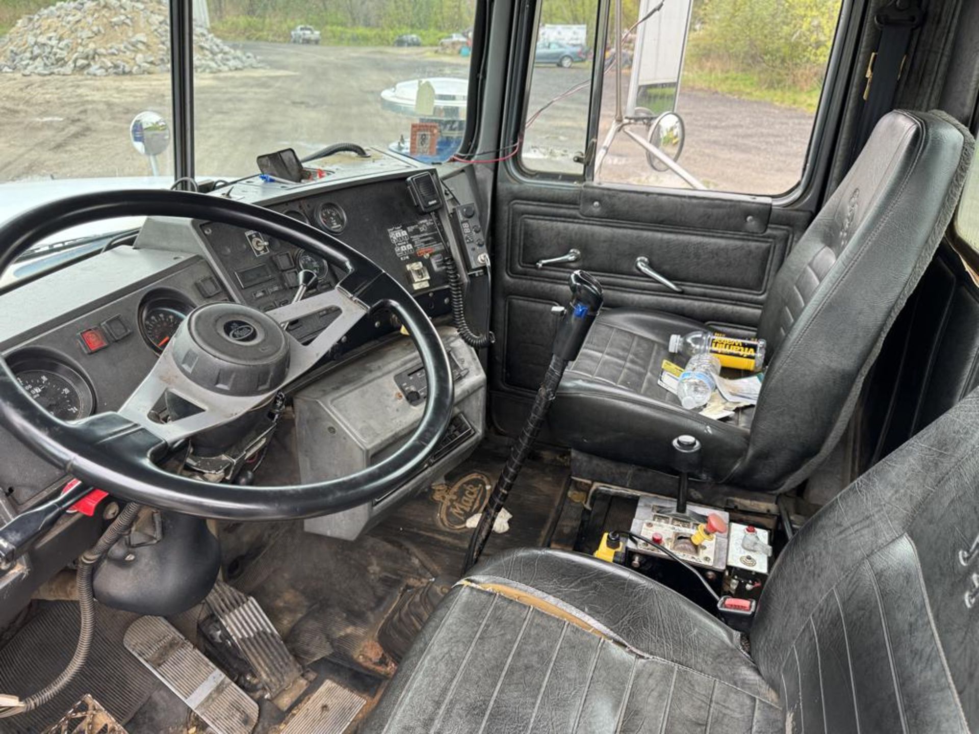 1999 Mack RD688SX Tandem Dump - Image 38 of 44