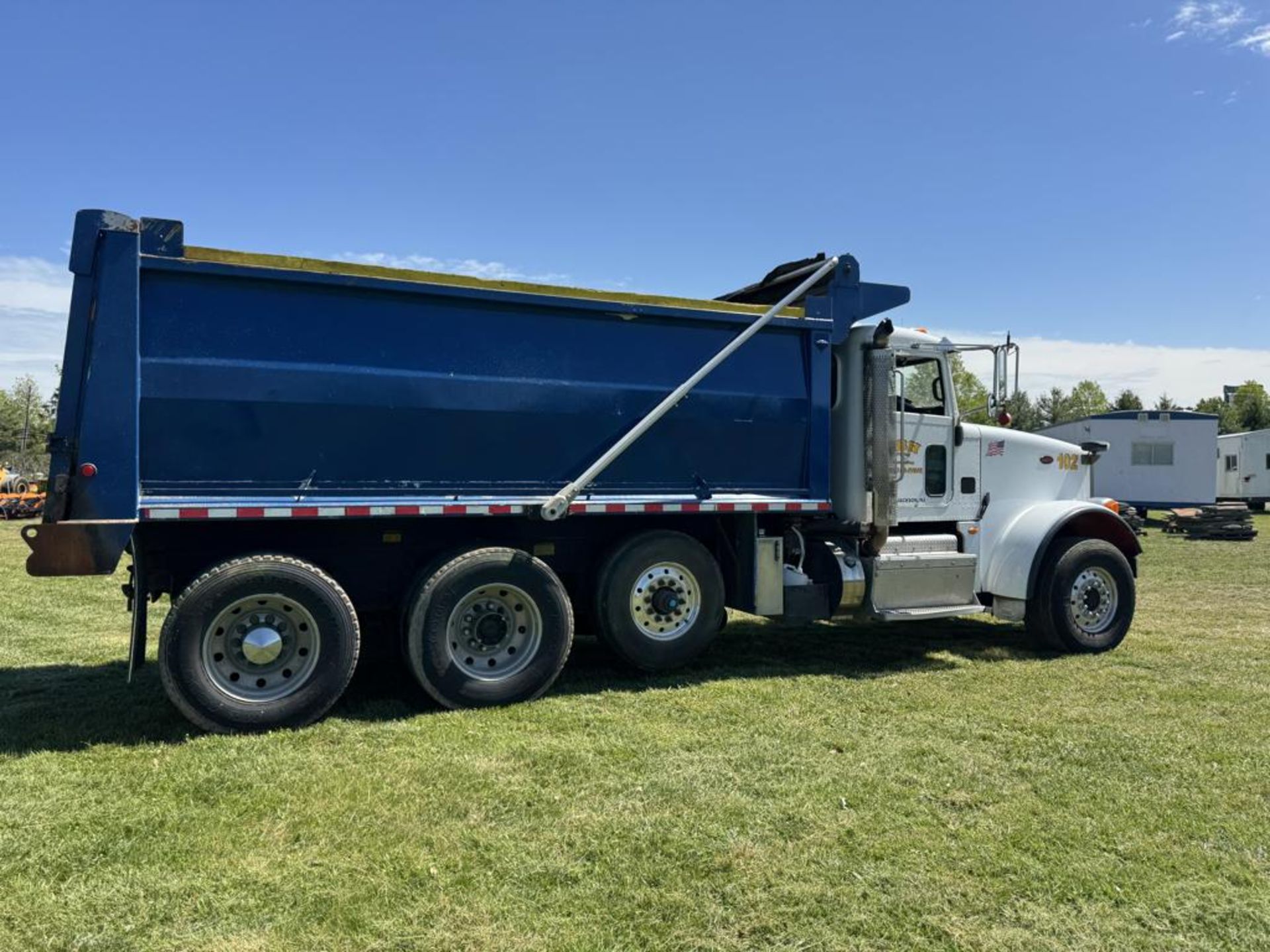 2016 Peterbilt 367 Tri-Axle Dump - Image 5 of 54