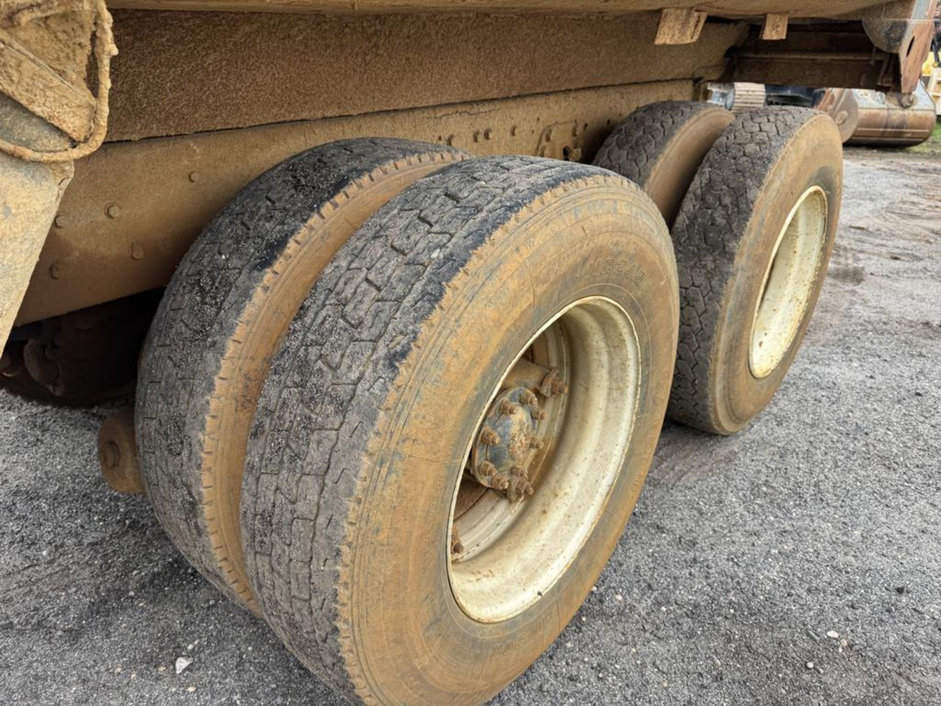1986 Ford LTL 9000 Tandem Dump - Image 19 of 38