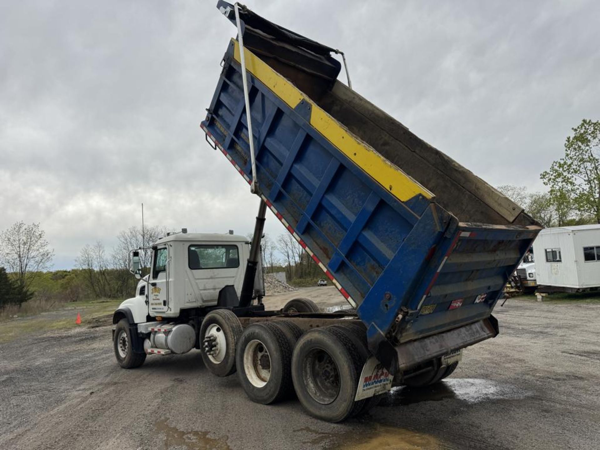 2006 Mack Granite Tri-Axle Dump - Image 11 of 44