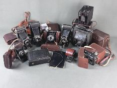 Neun Kameras verschieden in Taschen, bestehend aus 2 Box Kameras Kodak Beau Brownie, Agfa Synchro B