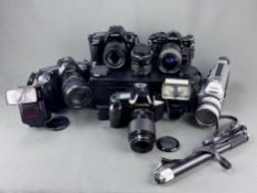 Konvolut von vier Canon Kameras mit Objektiven und eine Filmkamera,bestehend aus Canon Kamera EOS 1