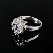 Blumen Ring, 585/14K Weißgold (punziert), Gesamtgewicht 5g, mittig Saphir, darum 8 kleine Diamanten