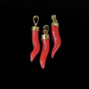 Drei Anhänger "Peperoncino", Italien, Gesamtgewicht 4,86g, Länge je ca. 3cm *aus Juweliersauflösung