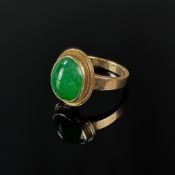 Jade-Ring, 750/18K Gelbgold (punziert), Gesamtgewicht 7,4g, handgearbeitete Fassung mit ovalem Jade