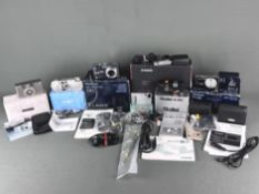 Konvolut 6 Kameras, bestehend aus Casio "Exilim" mit MP3-Spieler und weiterem Zubehör, Panasonic "D